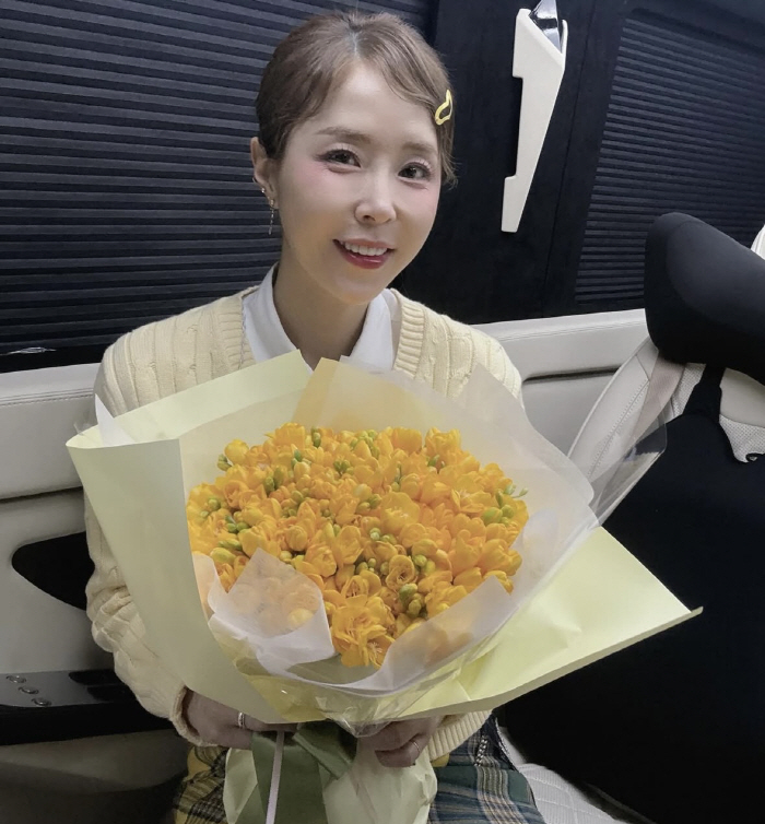  What's the second best news after Kim Jongmin? Shinji, from whom did you get the bouquet...a shy smile on one's face