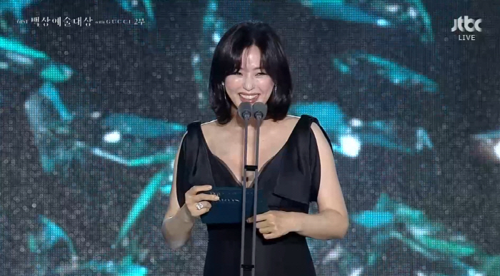 Second pregnancy Lee Ha-nee, you've become chubby..Stroking your stomach. It's heavy because it's their bodies