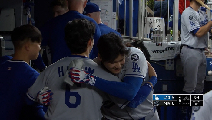 A separate hug from Ohtani, Kim Hye-sung, why didn't you call him earlier? Multi-hit, RBI, scoring, stealing, everything