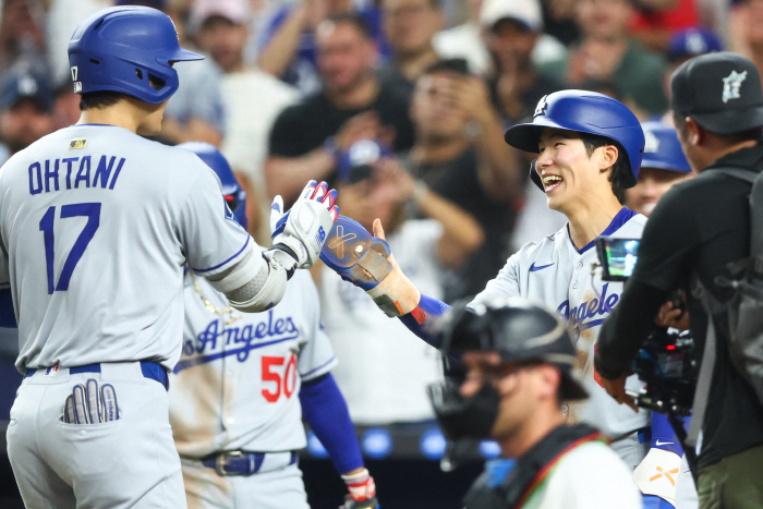 A separate hug from Ohtani, Kim Hye-sung, why didn't you call him earlier? Multi-hit, RBI, scoring, stealing, everything