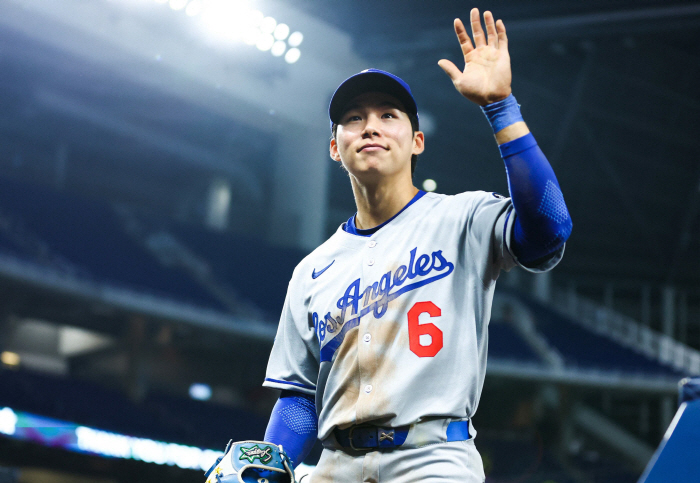 A separate hug from Ohtani, Kim Hye-sung, why didn't you call him earlier? Multi-hit, RBI, scoring, stealing, everything