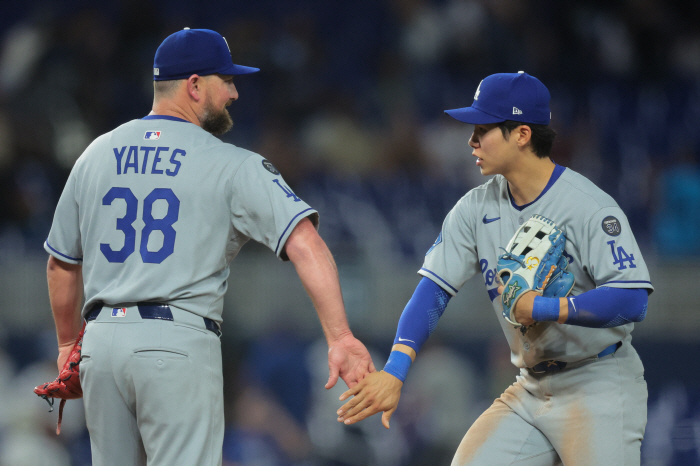 A separate hug from Ohtani, Kim Hye-sung, why didn't you call him earlier? Multi-hit, RBI, scoring, stealing, everything