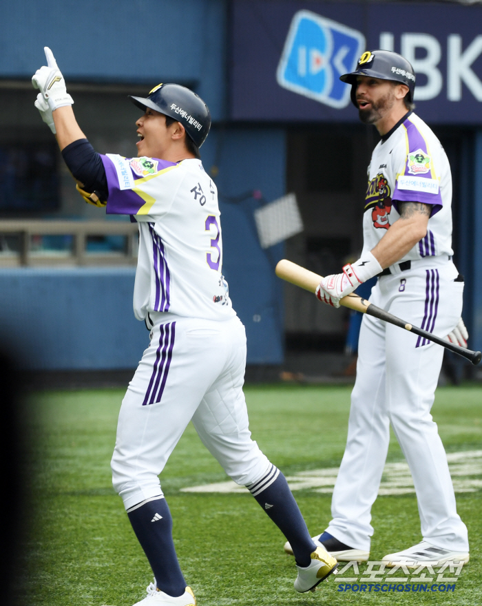 Short hit → solo shot → double → walk → walk → walk in the 17th year of willingness to walk for cycling hits. I was conscious, but