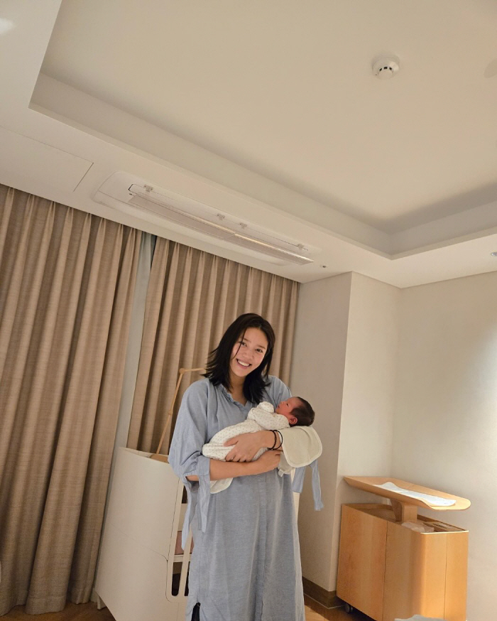 Son Dam-bi, a novice mom who is excited to go out after taking care of her beauty daughter with zero baby bump