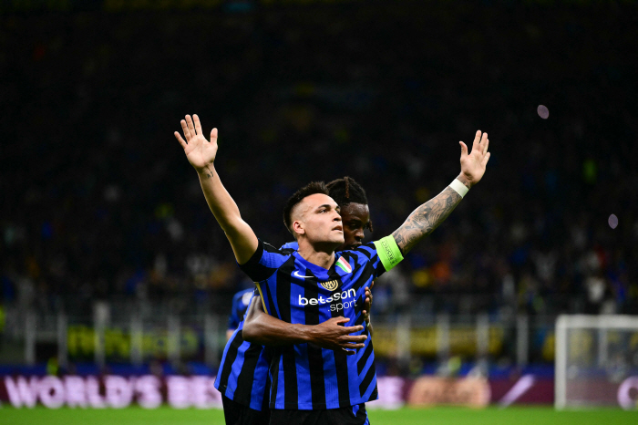 Awesome! This is soccer! In Inter Milan heaven, hell, heaven again, miraculous reversal complete. Grab Warsaw and advance to the Champions Final