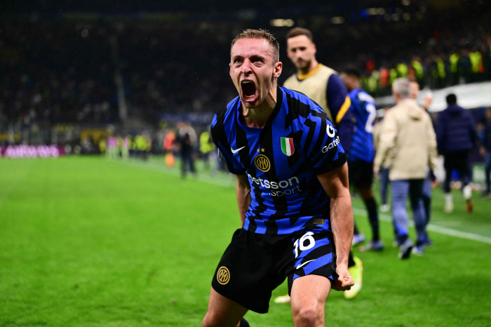 Awesome! This is soccer! In Inter Milan heaven, hell, heaven again, miraculous reversal complete. Grab Warsaw and advance to the Champions Final