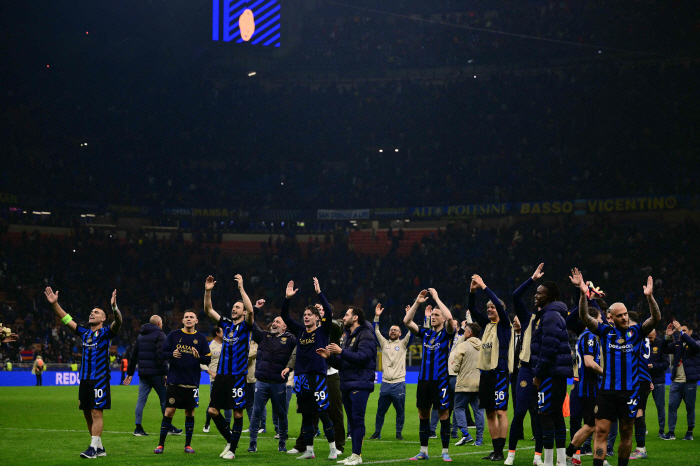 Awesome! This is soccer! In Inter Milan heaven, hell, heaven again, miraculous reversal complete. Grab Warsaw and advance to the Champions Final