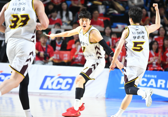  X Factor war broke out. LG's Heo Il-young in the third quarter  Jeong In-deok in the fourth quarter and SK Gomez overwhelmed variables. LG has won two consecutive games. SK 76 to 71 overpowered. I have an 84.6 percent chance of winning
