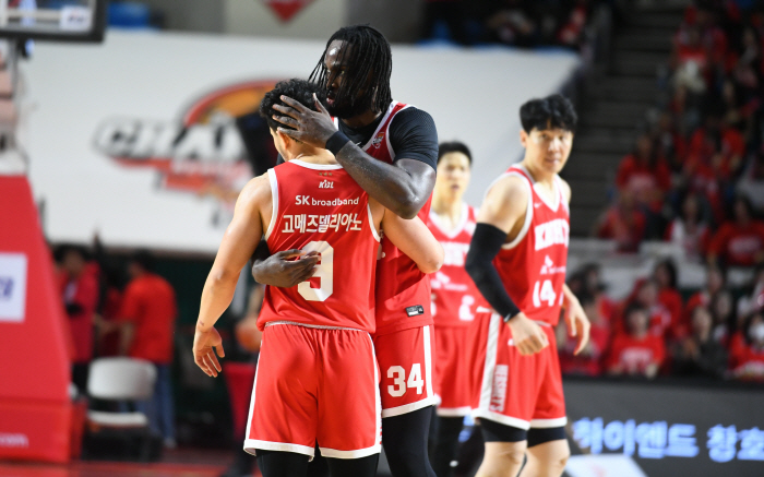  X Factor war broke out. LG's Heo Il-young in the third quarter  Jeong In-deok in the fourth quarter and SK Gomez overwhelmed variables. LG has won two consecutive games. SK 76 to 71 overpowered. I have an 84.6 percent chance of winning