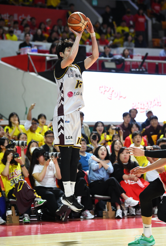  X Factor war broke out. LG's Heo Il-young in the third quarter  Jeong In-deok in the fourth quarter and SK Gomez overwhelmed variables. LG has won two consecutive games. SK 76 to 71 overpowered. I have an 84.6 percent chance of winning