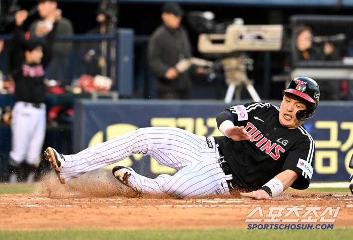 Ending the controversy over his stamina Kim Taek-yeon's early debut in the 8th inning, Doosan 52 come-from-behind victory. Four wins, one draw and four losses in nine consecutive games. LG's 2nd place is on the verge of a crash