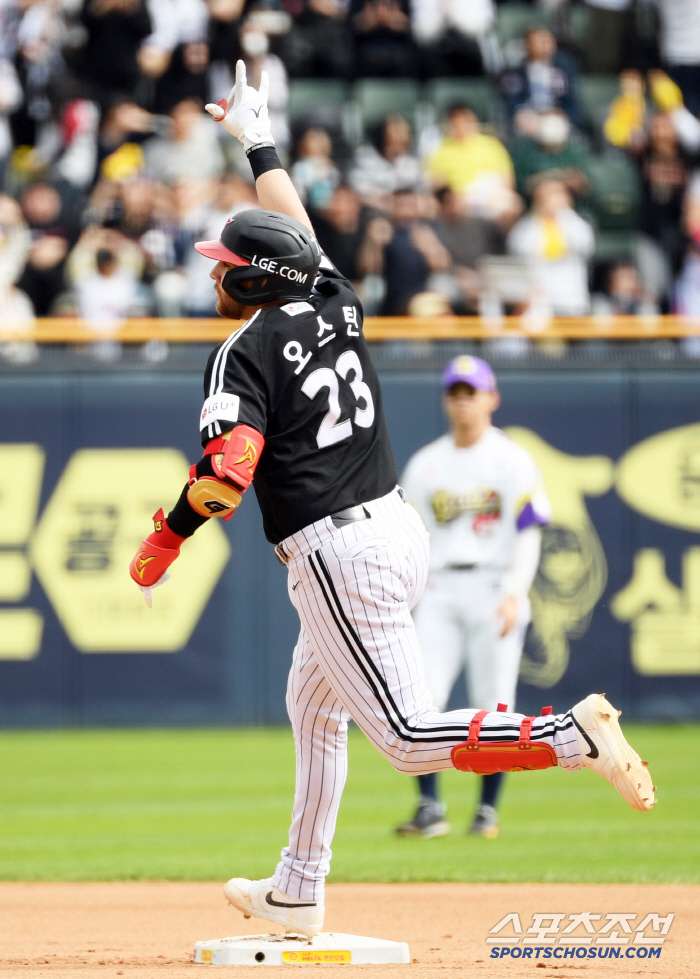 He had 10 hits in 22 games as if he was eating 11 times. 0 times during 14 games. When will LG's exciting lineup, which endured home runs, return?
