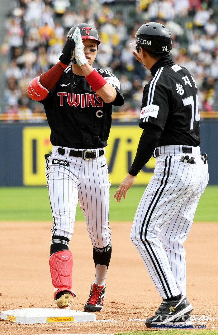 He had 10 hits in 22 games as if he was eating 11 times. 0 times during 14 games. When will LG's exciting lineup, which endured home runs, return?