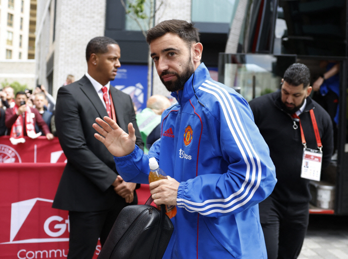 I'll give you 65 million pounds a year! The mega money offer exploded, Manchester United what to do...19 goals, 16 assists Fernandez and another transfer rumor were made