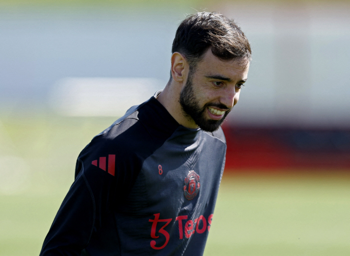 I'll give you 65 million pounds a year! The mega money offer exploded, Manchester United what to do...19 goals, 16 assists Fernandez and another transfer rumor were made