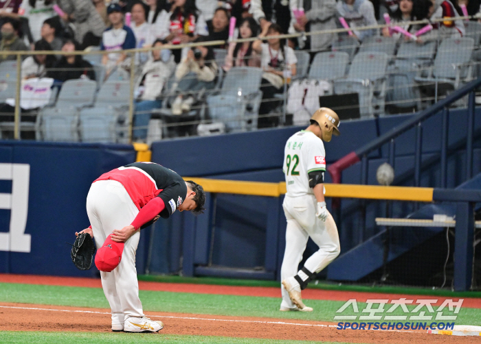 I'm sorry and thank you Jo Sang-woo bowed his head even after recording a scoreless hold, and greeted his fans in 90 degrees at Gocheok (Goguk site)