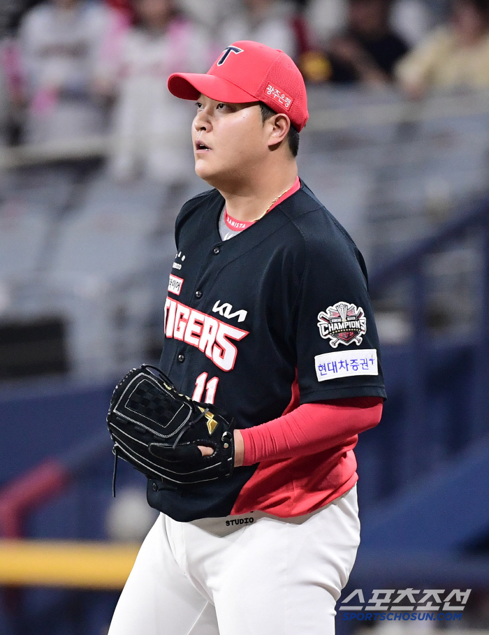 I'm sorry and thank you Jo Sang-woo bowed his head even after recording a scoreless hold, and greeted his fans in 90 degrees at Gocheok (Goguk site)