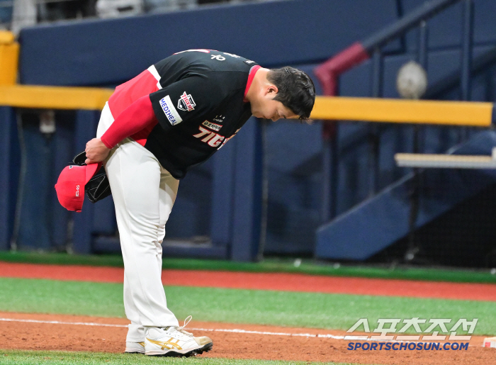 I'm sorry and thank you Jo Sang-woo bowed his head even after recording a scoreless hold, and greeted his fans in 90 degrees at Gocheok (Goguk site)