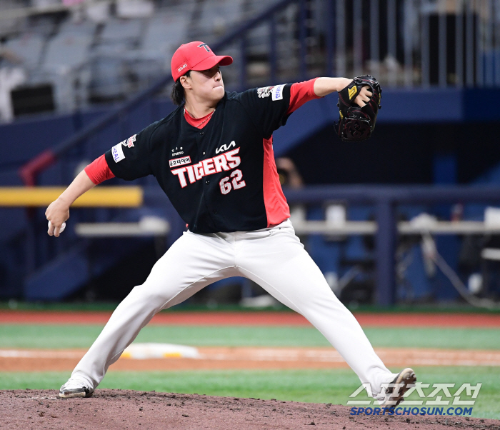 I'm sorry and thank you Jo Sang-woo bowed his head even after recording a scoreless hold, and greeted his fans in 90 degrees at Gocheok (Goguk site)
