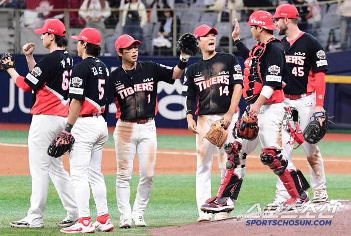 I'm sorry and thank you Jo Sang-woo bowed his head even after recording a scoreless hold, and greeted his fans in 90 degrees at Gocheok (Goguk site)