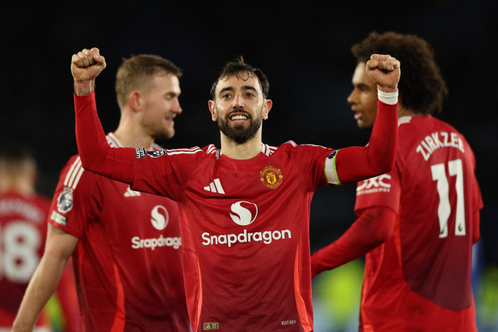 Is Manchester United captain going to Saudi Arabia? I need the fund to recruit Osimen...All-time proposal Alhilal 214 billion  3 years → Take out the pillar of Amorim
