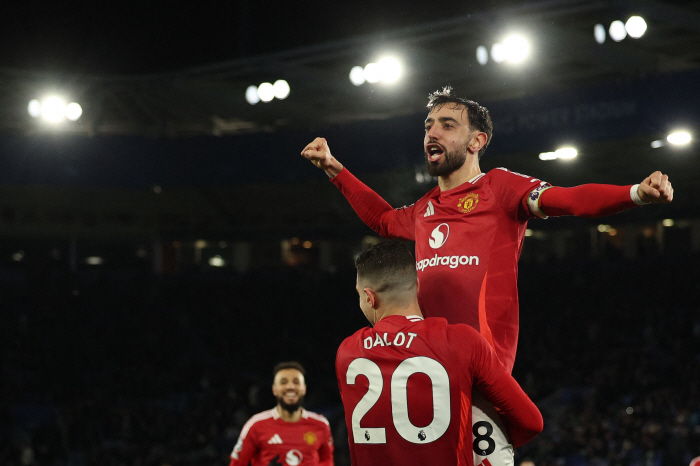 Is Manchester United captain going to Saudi Arabia? I need the fund to recruit Osimen...All-time proposal Alhilal 214 billion  3 years → Take out the pillar of Amorim