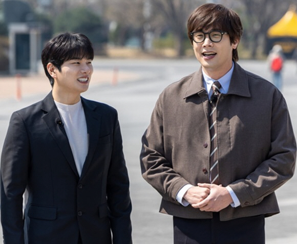 Lee Yi-kyung receives a house from Choi Daniel, and starts to make money there. An amazing relationship (Handsome Guys)