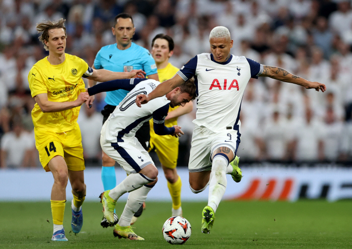 Tottenham has become a nuisance club because of a change in the kickoff time of Manchester United Chelsea and a change in the schedule against Aston Villa