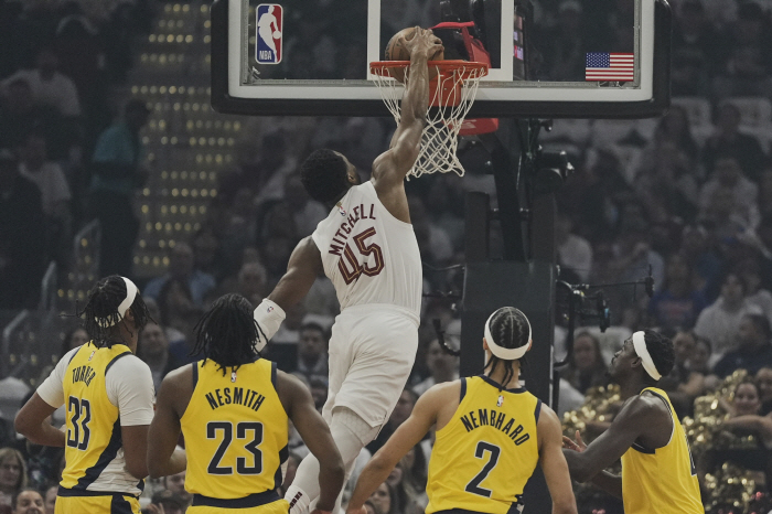 On top of running Mitchell, I'm Halliburton! One second before the end, the final three-point Halliburton and 48-point explosion Mitchell rang. Indiana Wins 2nd Win, Starts All-Time Upset Over East's No. 1 Kleb