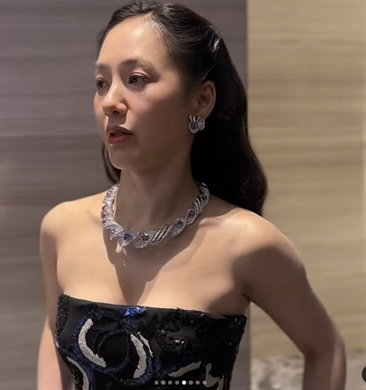 Park Joo-mi, 52, with her bare face and shining beauty even without jewelry..A real goddess