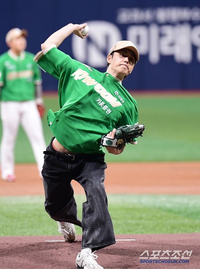  Actor Yoo Seon-ho throws a powerful pitch like a first pitch player