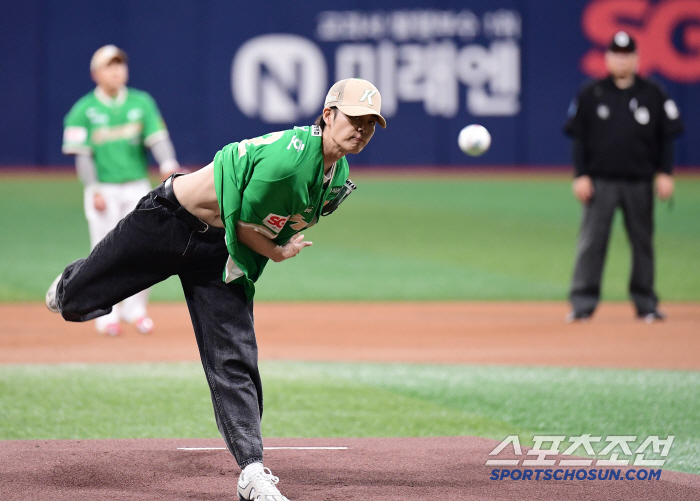  Actor Yoo Seon-ho's powerful first pitch showing his abs