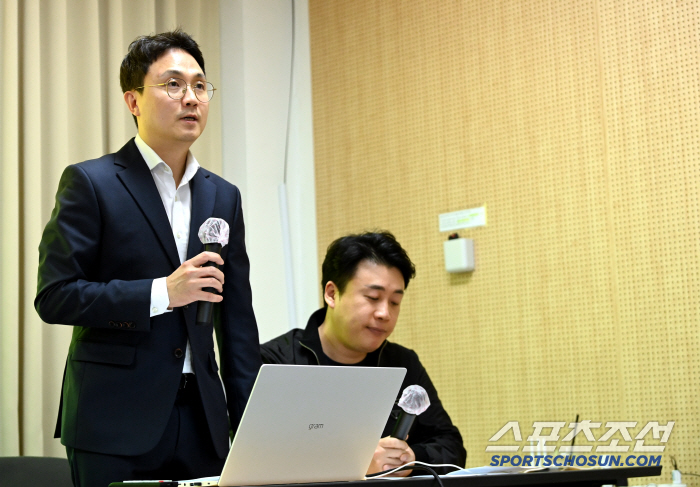  YouTuber Lee Jin-ho holding a press conference to refute Se-yeon's claim