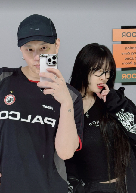  Hyuna, ♥ 10 million won luxury C company bag from Yong Junhyung..It's a date