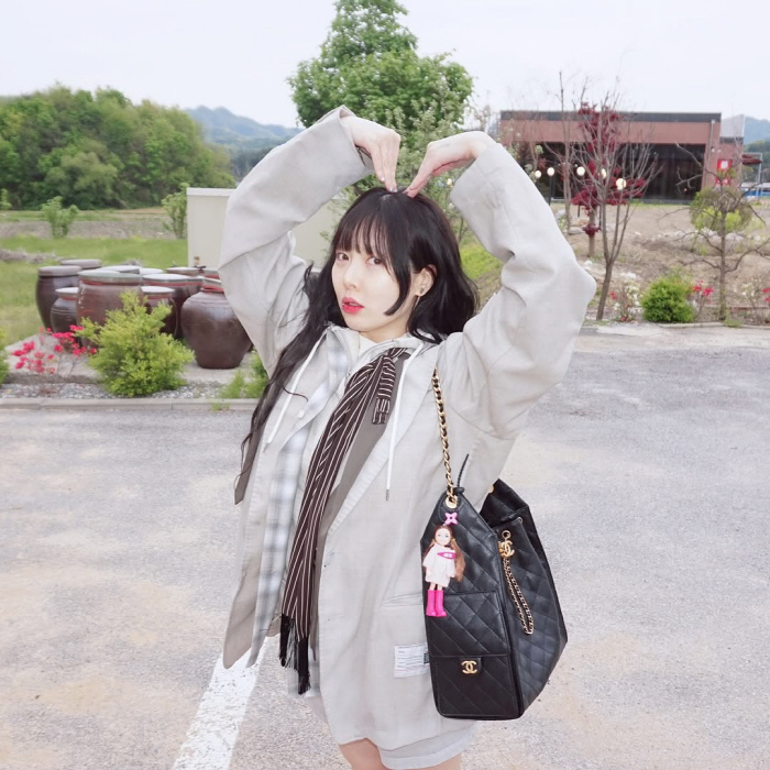  Hyuna, ♥ 10 million won luxury C company bag from Yong Junhyung..It's a date