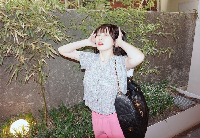  Hyuna, ♥ 10 million won luxury C company bag from Yong Junhyung..It's a date