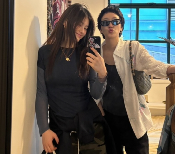  Kim Goeun took off her dress and put on hip...'Mirror selfie chemistry' with Kim Yongji in her daily life