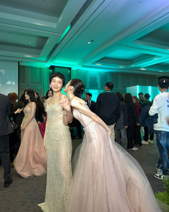  You're openly Lovelinus..Kim Go-eun, ♥ Blush with a kiss on the cheek