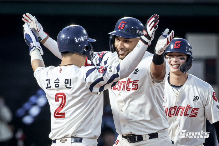 A standing ovation for the new A.C.E! Reyes cannon → Davison good fight...Lotte responds to home fans who sold out for 7 consecutive years with winning the SSG match 
