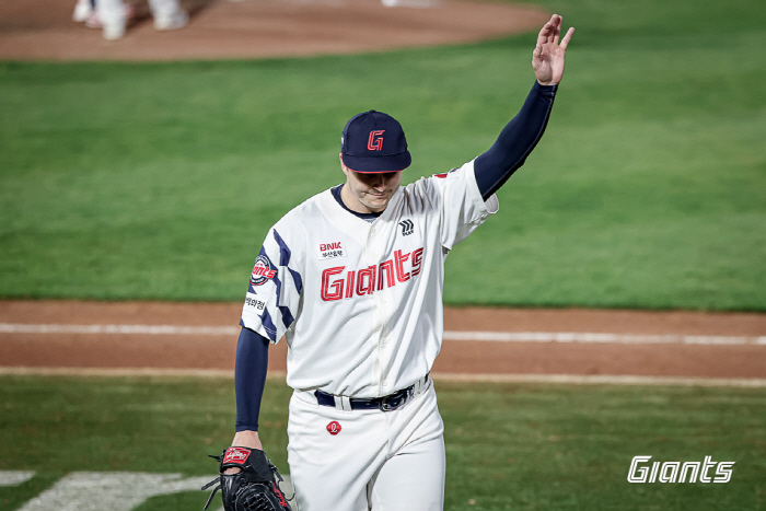 A standing ovation for the new A.C.E! Reyes cannon → Davison good fight...Lotte responds to home fans who sold out for 7 consecutive years with winning the SSG match 