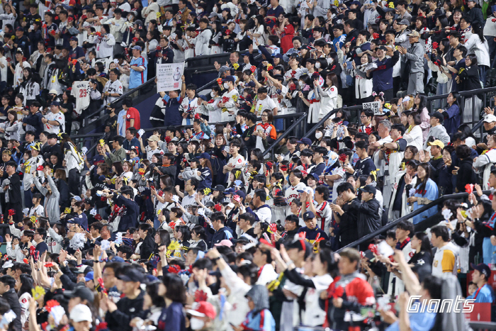 A standing ovation for the new A.C.E! Reyes cannon → Davison good fight...Lotte responds to home fans who sold out for 7 consecutive years with winning the SSG match 