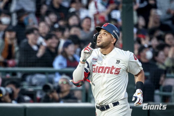 A standing ovation for the new A.C.E! Reyes cannon → Davison good fight...Lotte responds to home fans who sold out for 7 consecutive years with winning the SSG match 