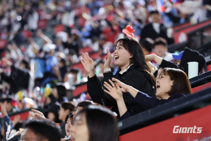 A standing ovation for the new A.C.E! Reyes cannon → Davison good fight...Lotte responds to home fans who sold out for 7 consecutive years with winning the SSG match 