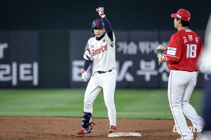 A standing ovation for the new A.C.E! Reyes cannon → Davison good fight...Lotte responds to home fans who sold out for 7 consecutive years with winning the SSG match 
