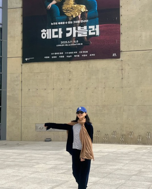 Take off your elegance and get excited! Lee Young-ae reveals her current situation ahead of the opening of the play 'Hedda Gabler.'