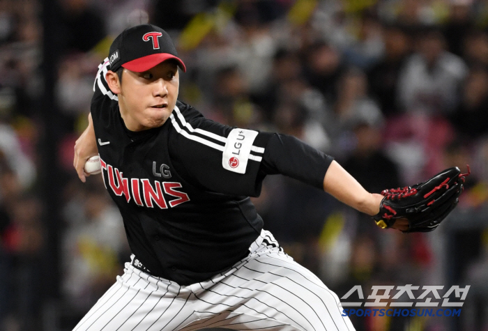 A 40-year-old veteran also prevented a crisis on the second and third bases with no outs, but on the day Mr. Zero collapsed, LG also fell to second place