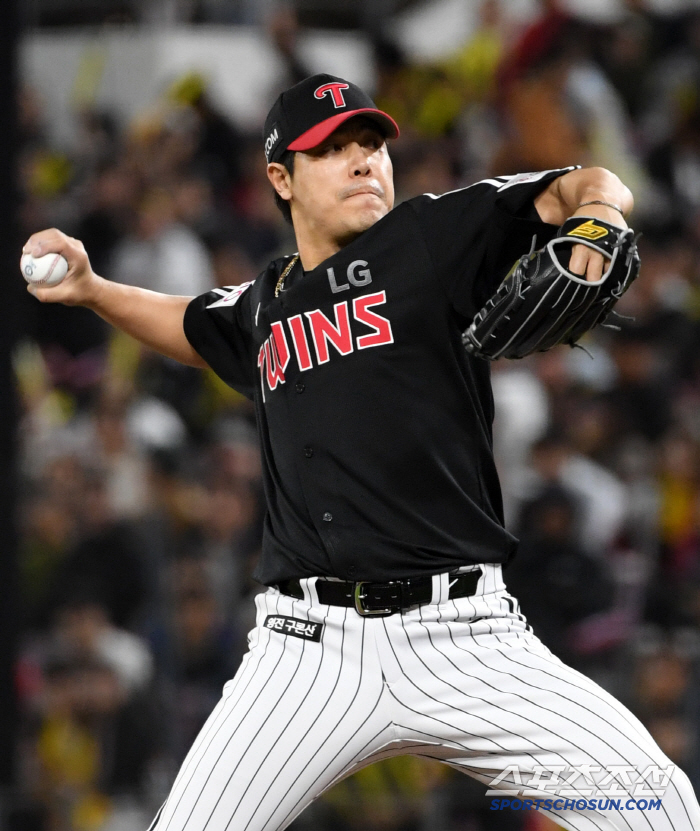A 40-year-old veteran also prevented a crisis on the second and third bases with no outs, but on the day Mr. Zero collapsed, LG also fell to second place