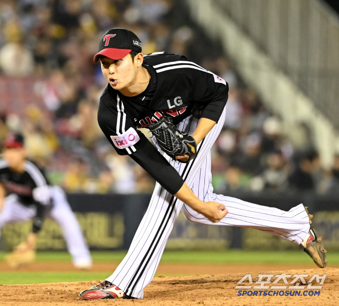 A 40-year-old veteran also prevented a crisis on the second and third bases with no outs, but on the day Mr. Zero collapsed, LG also fell to second place