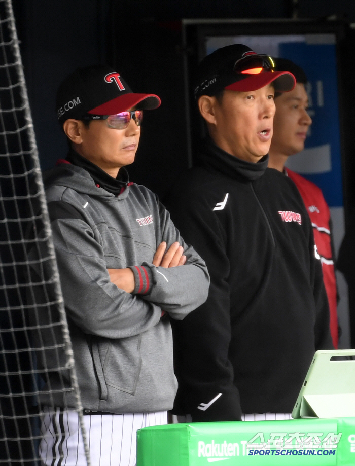 A 40-year-old veteran also prevented a crisis on the second and third bases with no outs, but on the day Mr. Zero collapsed, LG also fell to second place