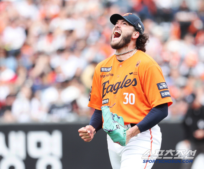 9 consecutive wins for the first time in 20 years & 1st place ace alone...7G 5 wins and 61K Ponce selects Hanwha's first monthly MVP as a foreign pitcher 